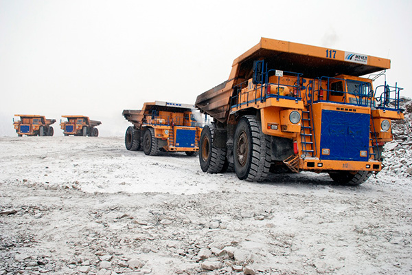 The world’s biggest unmanned dump trucks connect to the 5G network