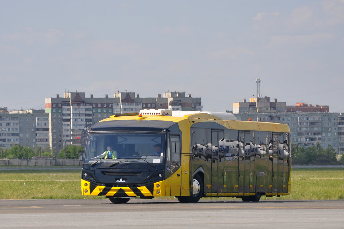 В аэропорту Омска появился перронный автобус МАЗ второго поколения